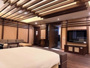 Luxury-Doppelzimmer | Hochwertige Bettwaren, Schreibtisch, Verdunkelungsvorhänge
