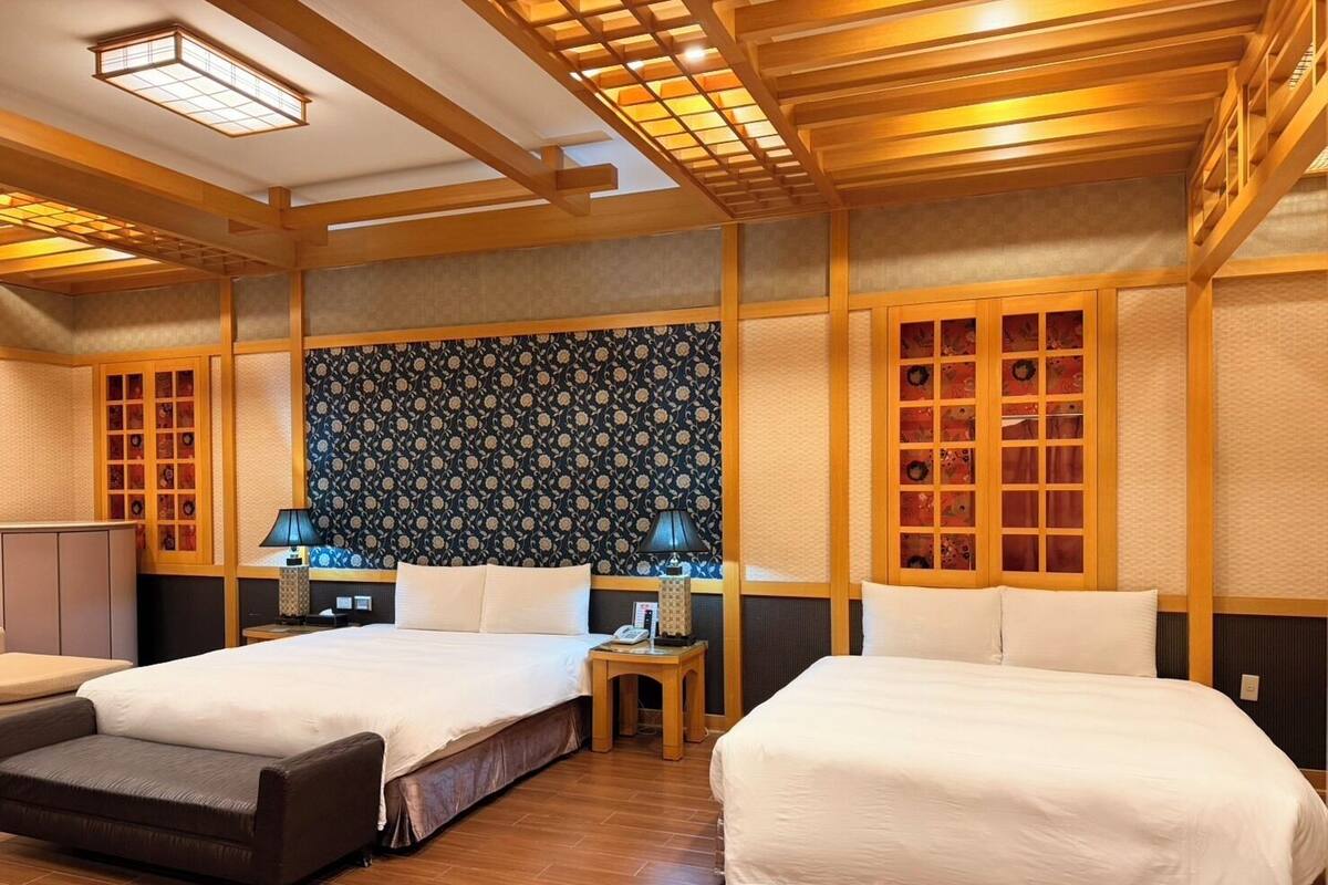 デラックス 4 人  部屋 | 高級寝具、デスク、遮光カーテン、WiFi (無料)
