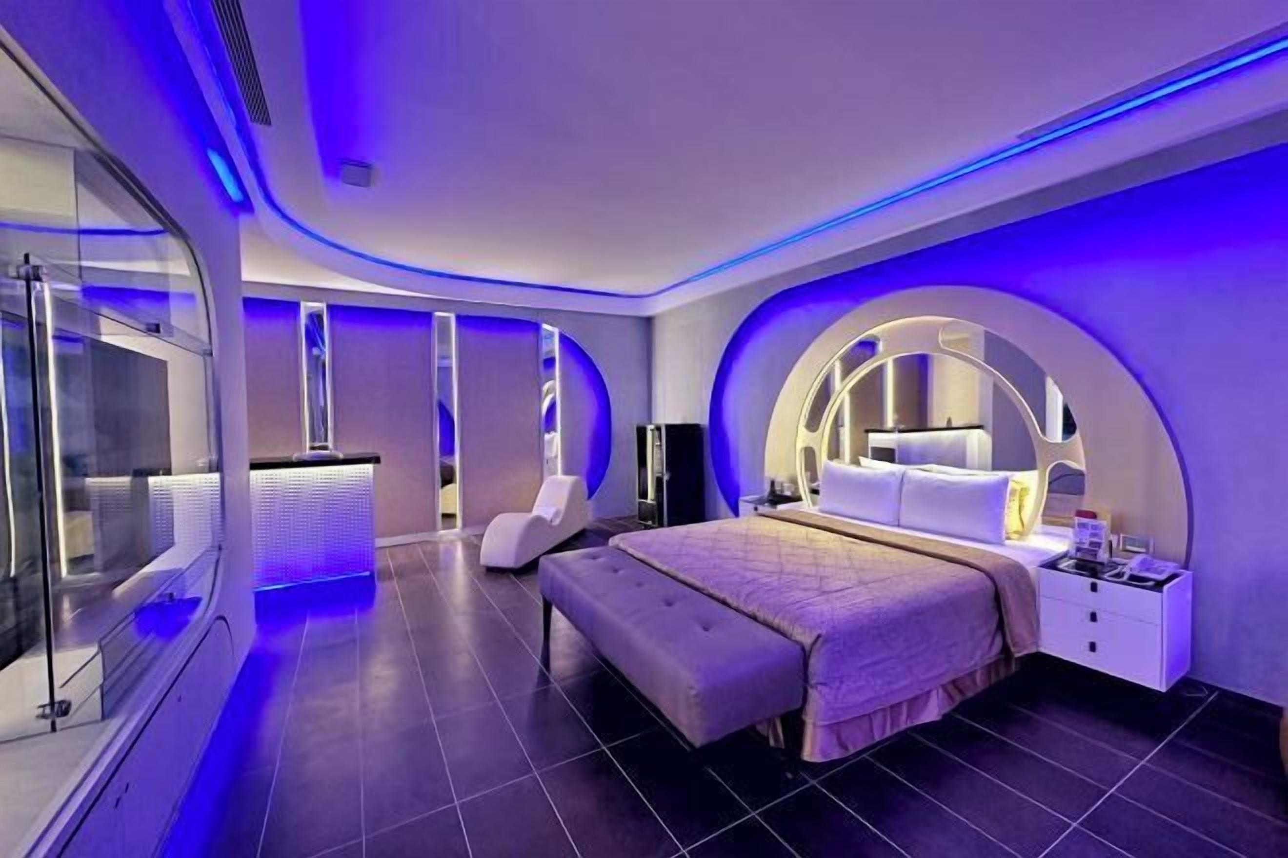 Prémium ágynemű, íróasztal, sötétítőfüggöny és ingyenes wifi