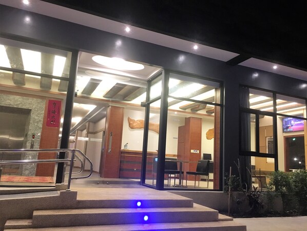Front of property – evening/night - Wei Feng Exquisite Motel Pintung Branch (Pingtung)