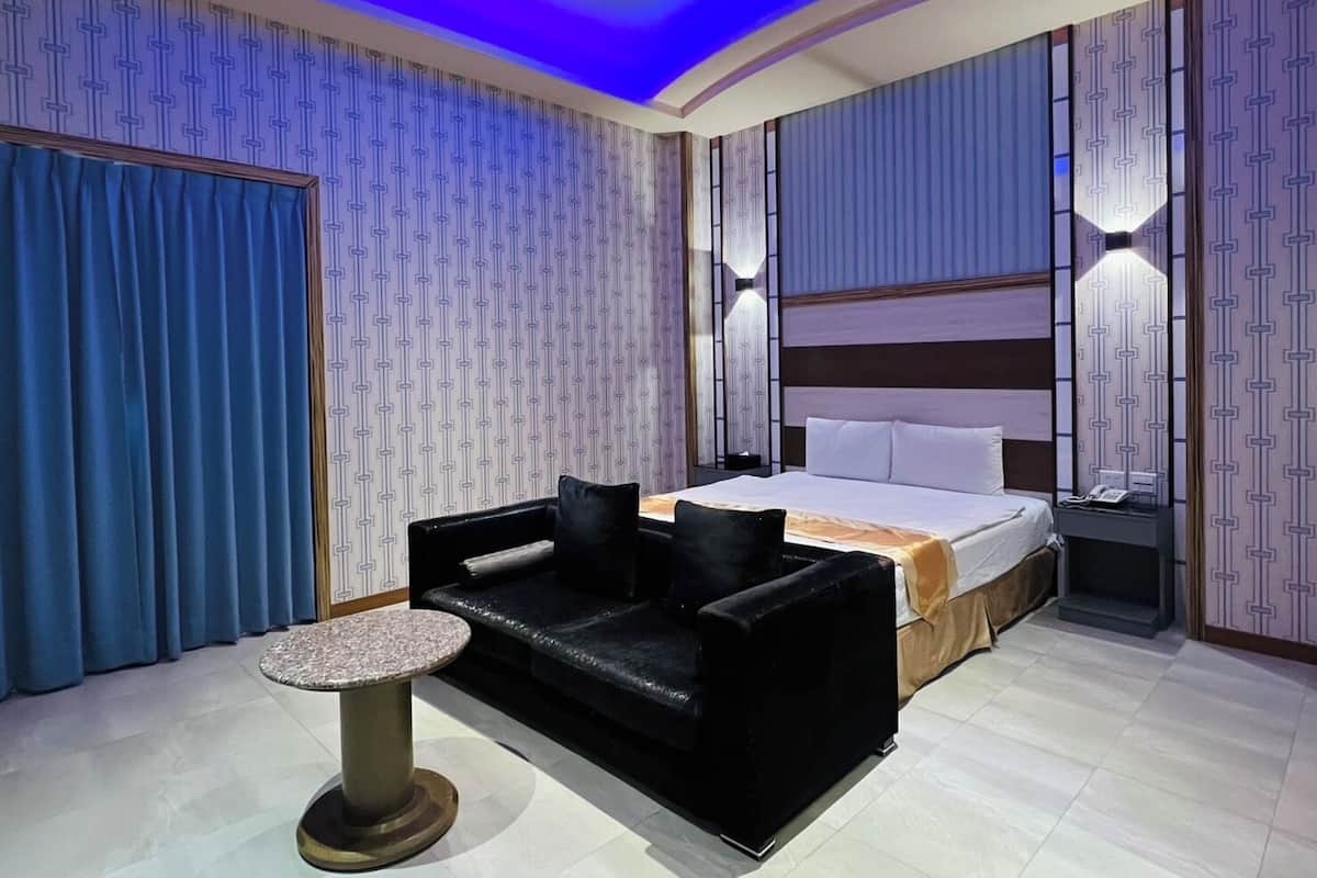 Habitación empresarial doble | Ropa de cama de alta calidad, escritorio y cortinas blackout