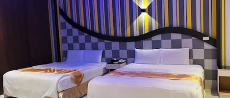 Business-Vierbettzimmer | Hochwertige Bettwaren, Schreibtisch, Verdunkelungsvorhänge