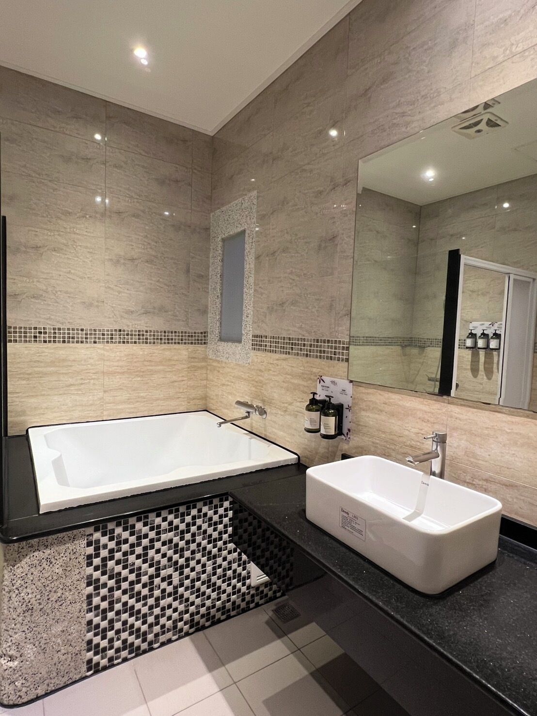 separate bathtub and shower, deep-soaking bathtub, hair dryer, slippers