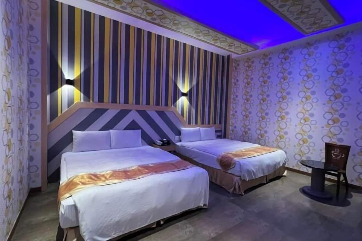 Ropa de cama de alta calidad, escritorio y cortinas blackout