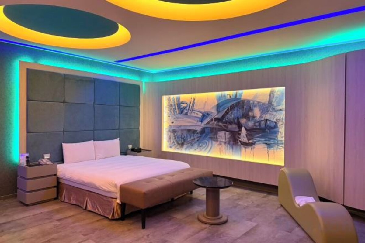 Premium bedding, desk, blackout drapes, WiFi (free)