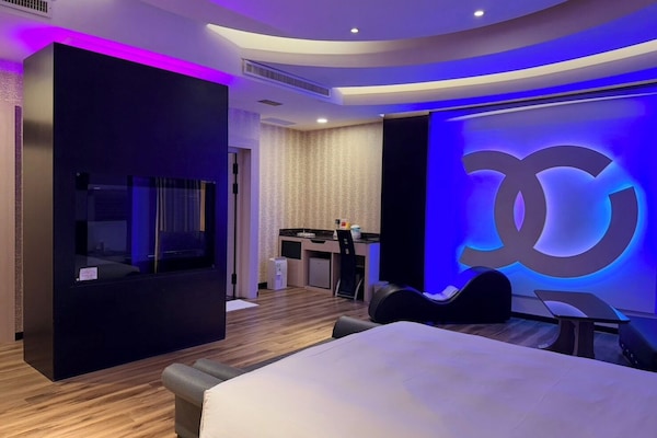 Habitación doble de lujo | Ropa de cama de alta calidad, escritorio y cortinas blackout