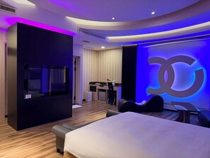 Quarto casal superluxo | Roupas de cama premium, escrivaninha, cortinas blackout