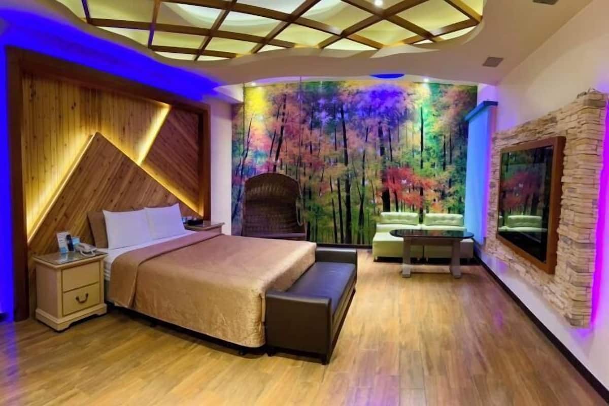 Hochwertige Bettwaren, Schreibtisch, Verdunkelungsvorhänge