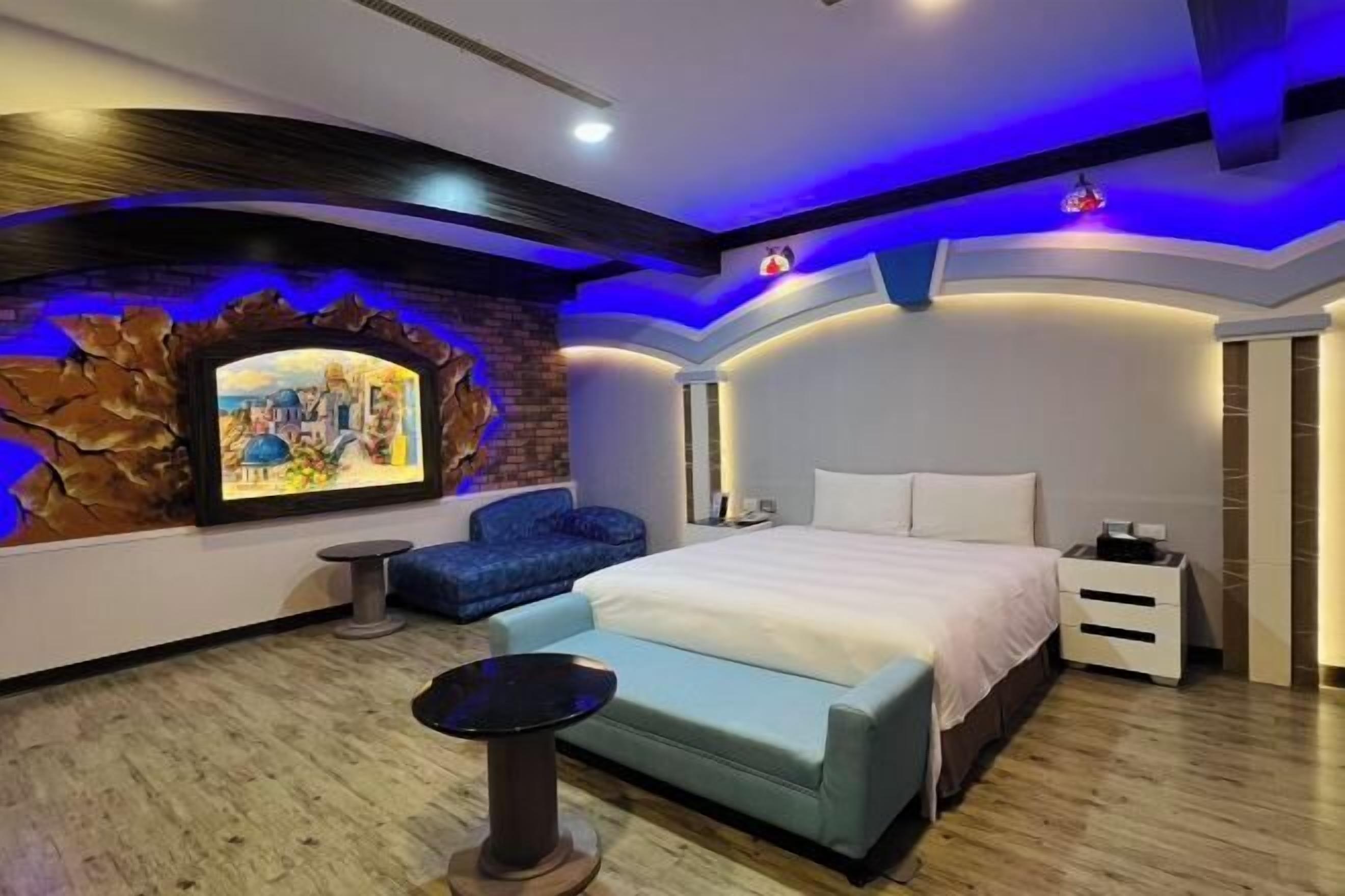 Prémium ágynemű, íróasztal, sötétítőfüggöny és ingyenes wifi