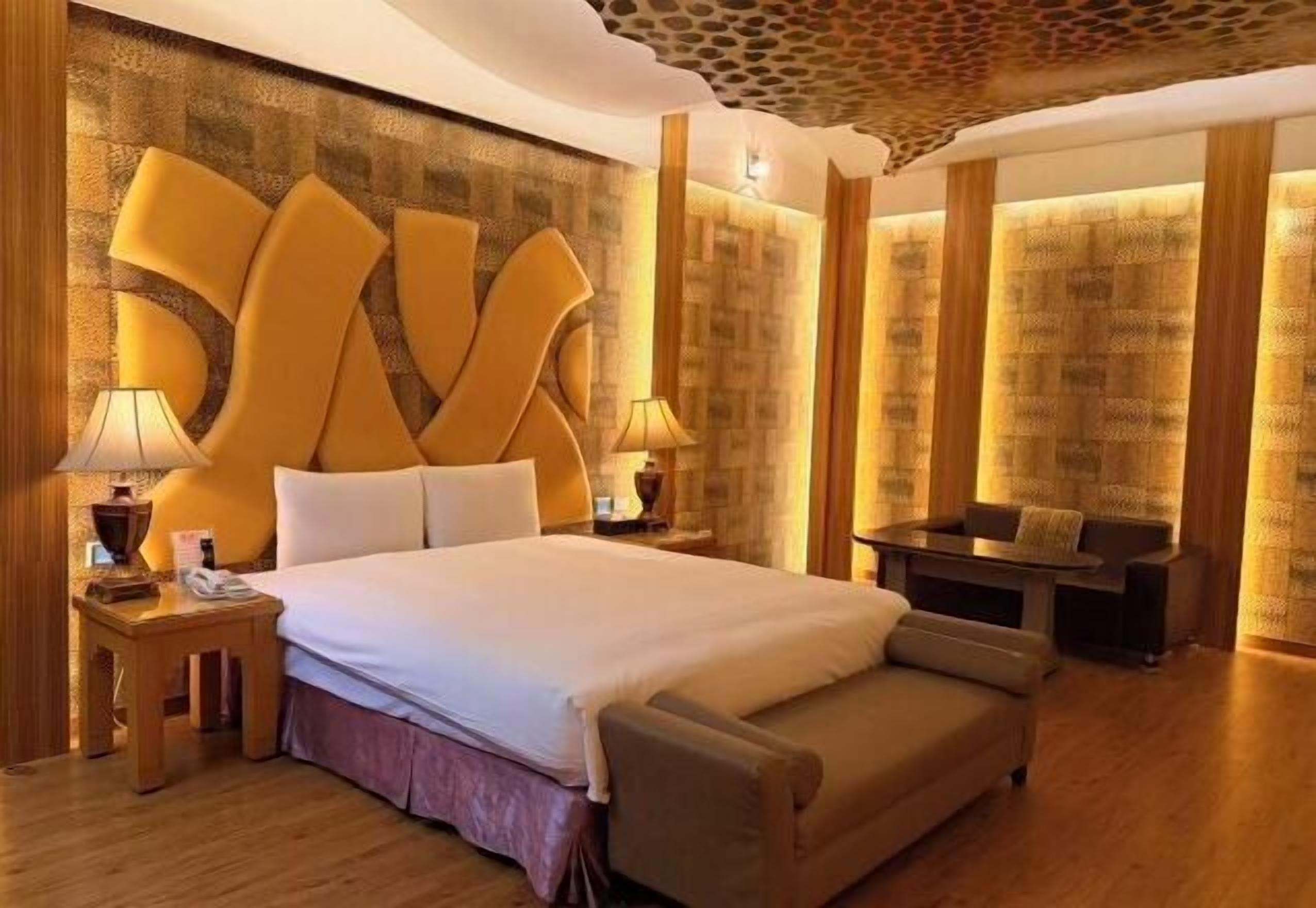 Premium bedding, desk, blackout drapes, free WiFi