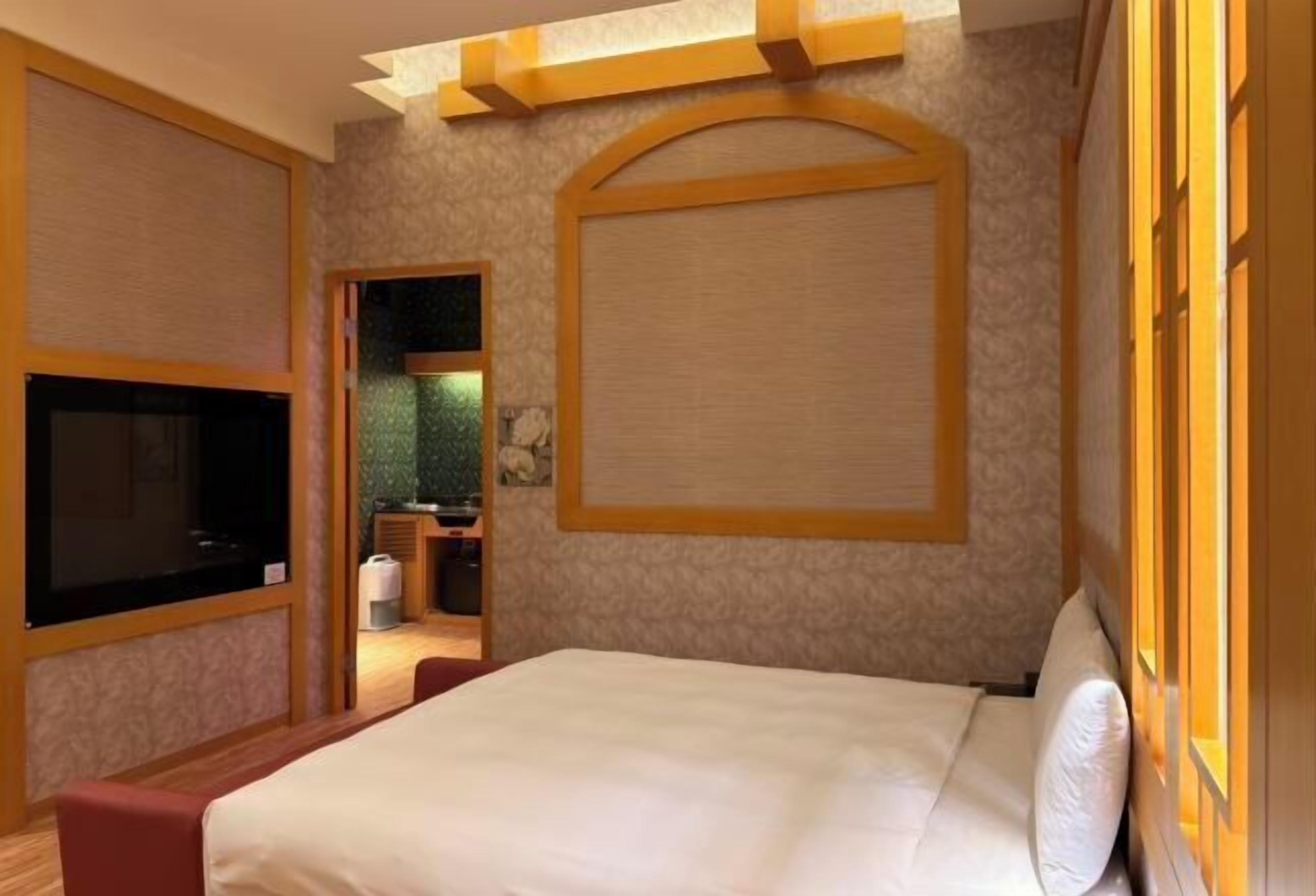 Prémium ágynemű, íróasztal, sötétítőfüggöny és ingyenes wifi