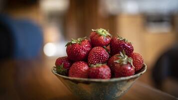 Un bol de fraises sur une table en bois.