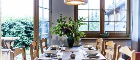 Suite, 2 chambres, cuisine, vue sur la montagne | Repas dans la chambre