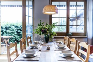 Suite, 2 slaapkamers, keuken, uitzicht op bergen | Dineren op de kamer