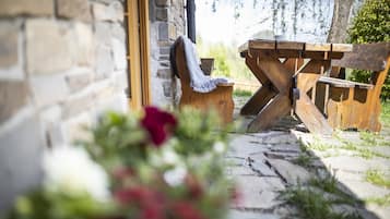 Suite, 2 Bedrooms, Kitchen, Mountain View | Terrace/patio