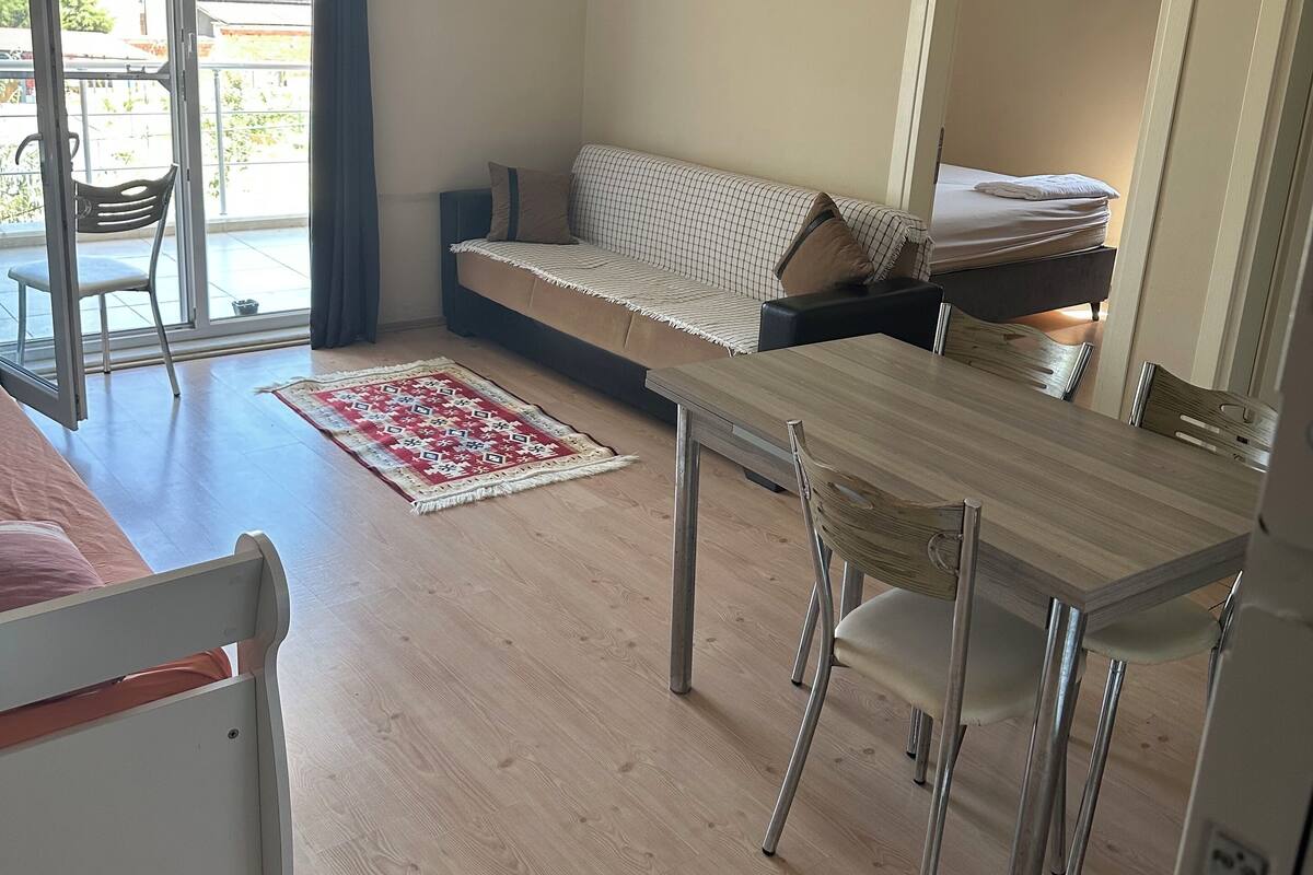 City Apartment, 1 Bedroom | Peralatan tempat tidur premium, kalis bunyi, seterika/papan seterika 