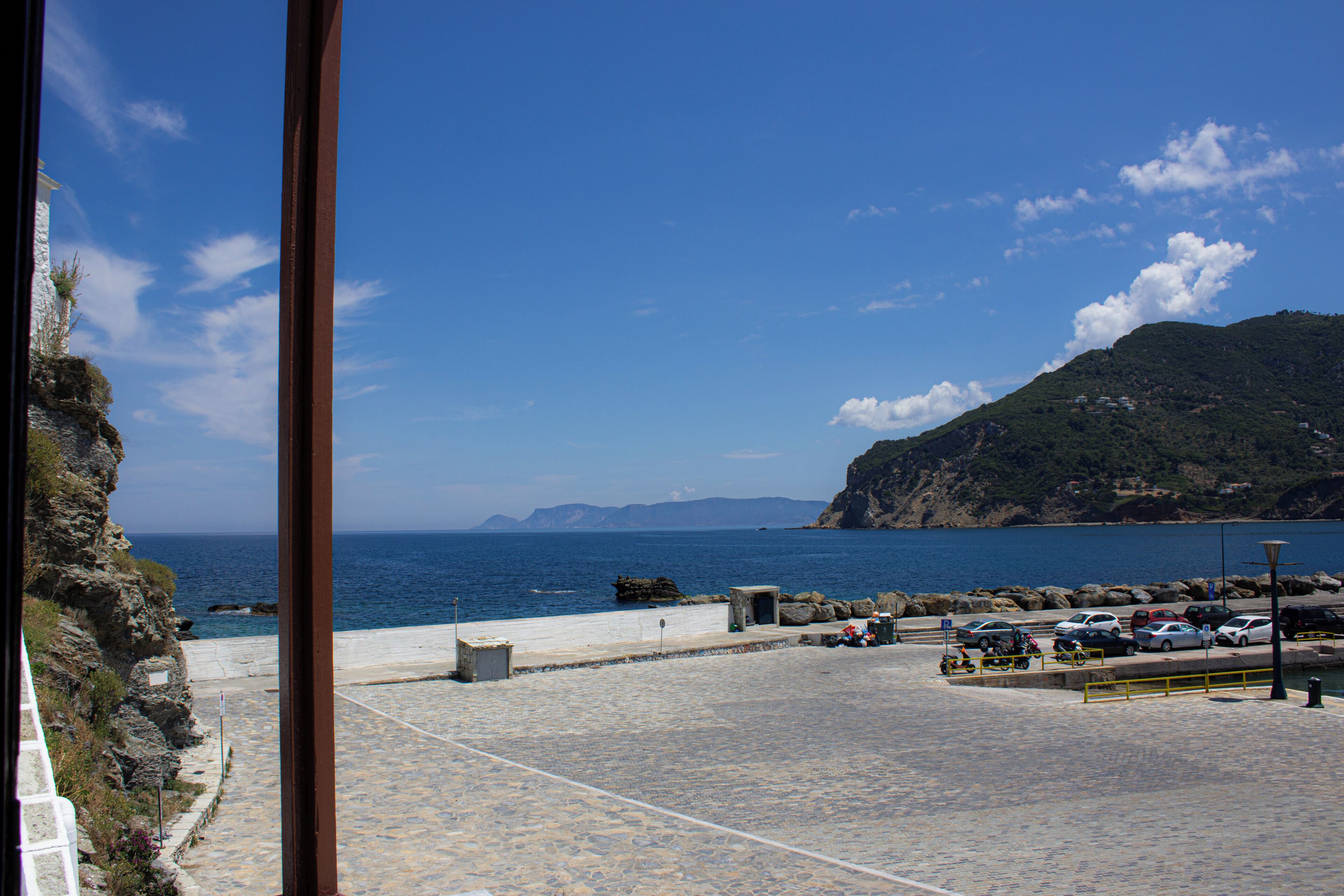 Un estacionamiento frente al mar, con vista a la costa rocosa.