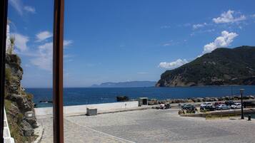 Un estacionamiento frente al mar, con vista a la costa rocosa.