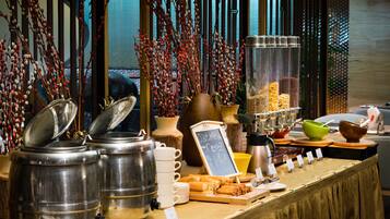 Daily buffet breakfast (CNY 88.00 per person)