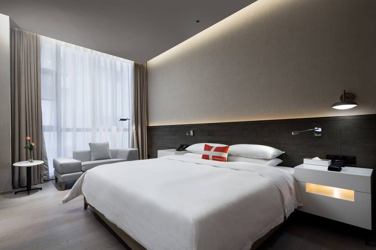 Minibar, Zimmersafe, Verdunkelungsvorhänge, schallisolierte Zimmer