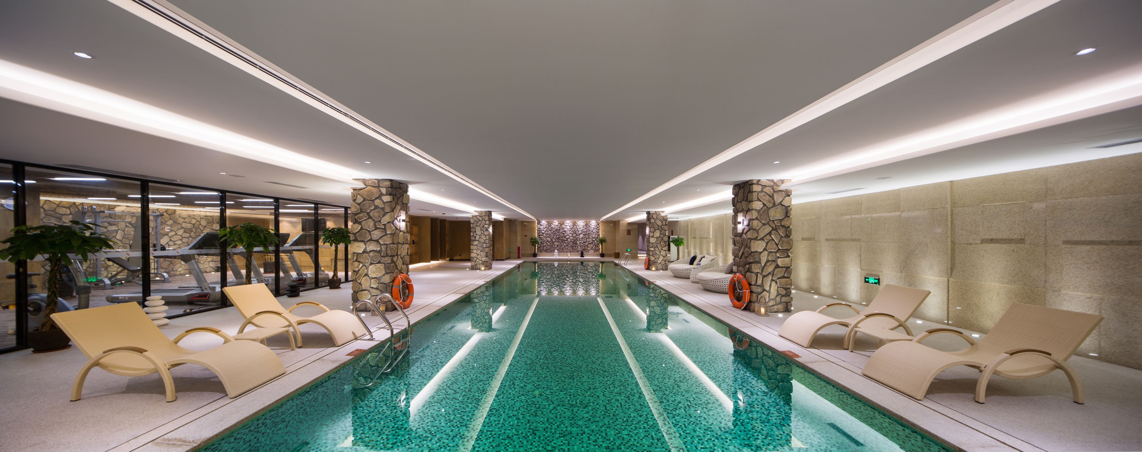 Una piscina cubierta