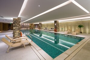 Una piscina cubierta