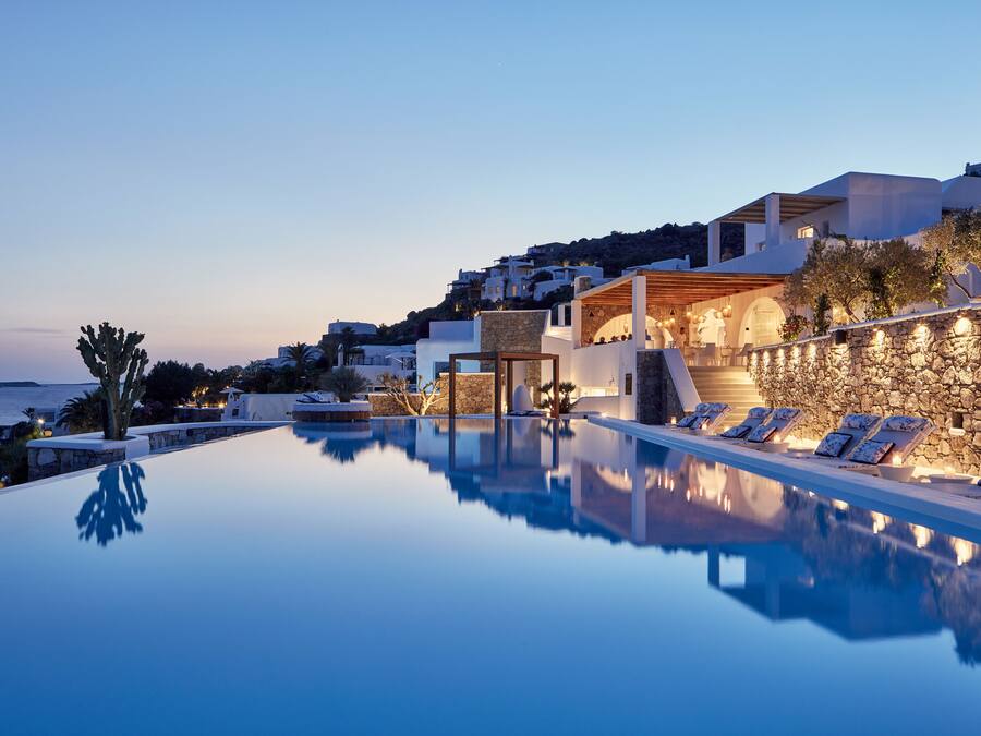 2 piscinas al aire libre, sombrillas, sillones reclinables de piscina