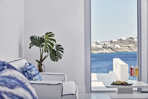 Senior Σουίτα, μπανιέρα με υδρομασάζ, Θέα στη Θάλασσα | Μίνι μπαρ, χρηματοκιβώτιο στο δωμάτιο, ηχομόνωση, σίδερο/σιδερώστρα 