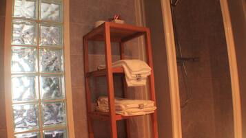 Habitación doble superior (morada) | Baño | Ducha, artículos de higiene personal gratuitos y secador de pelo