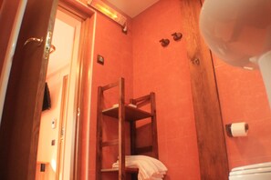 スーペリア ダブルルーム (Burdeos) | バスルーム | シャワー、バスアメニティ (無料)、ヘアドライヤー、タオル