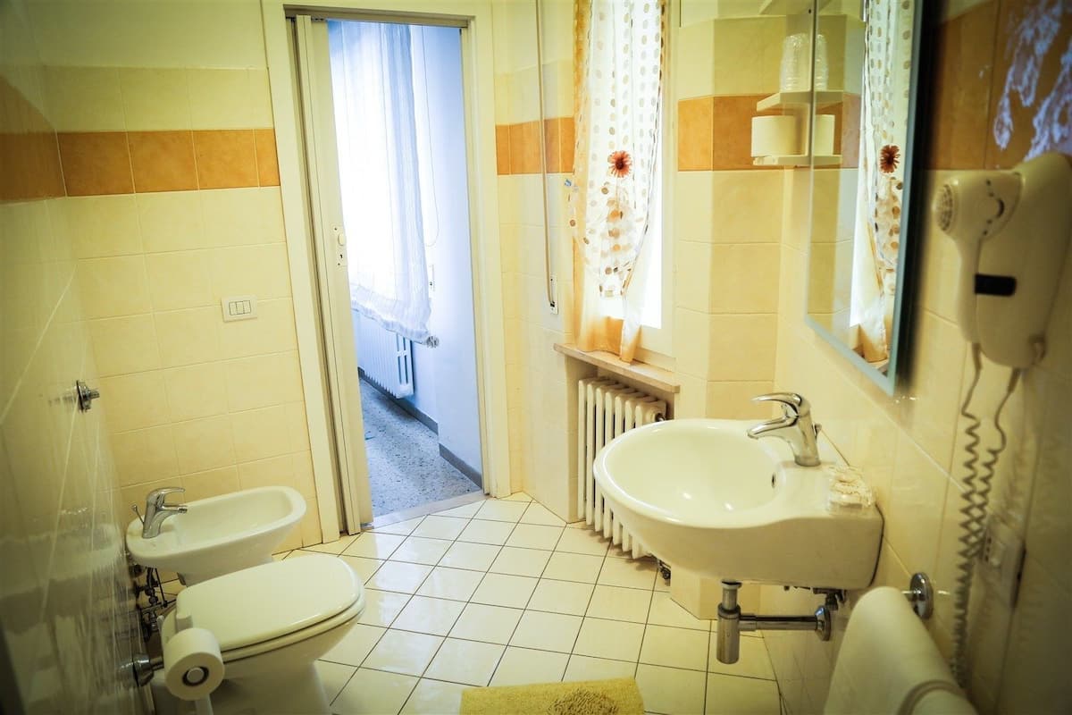 Gratis toiletartikelen, een haardroger, een bidet, handdoeken