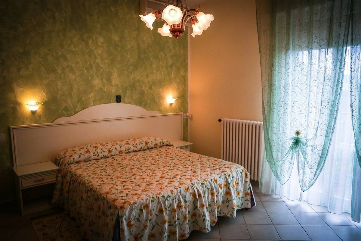 Een bureau, gratis babybedden, gratis wifi