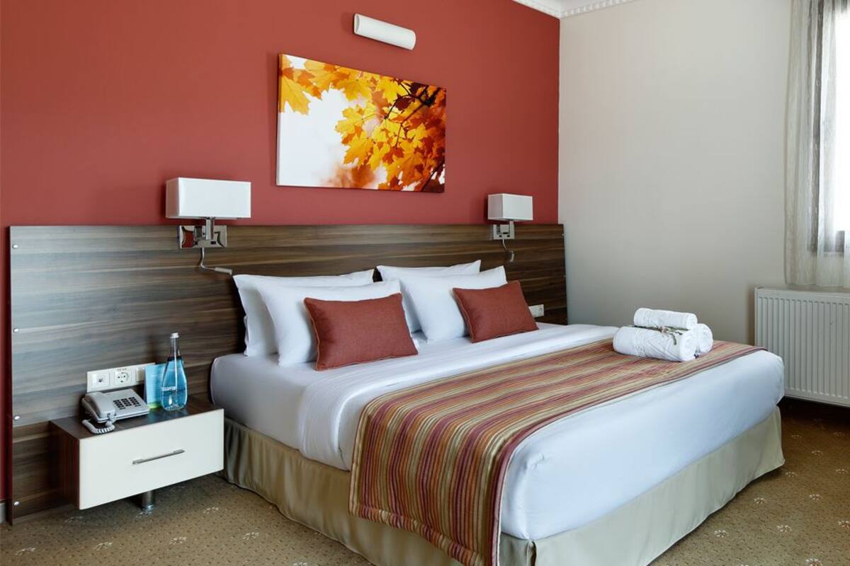 In-room safe, WiFi (free)