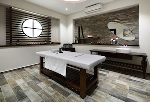 Sauna, hot tub, steam room, hot springs/mineral springs