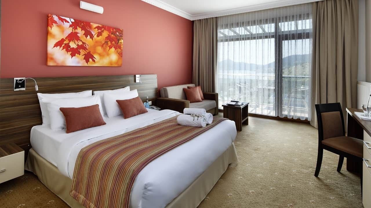 In-room safe, WiFi (free)
