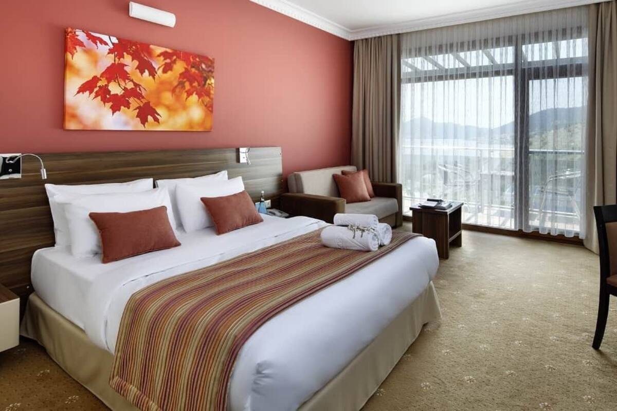 In-room safe, WiFi (free)
