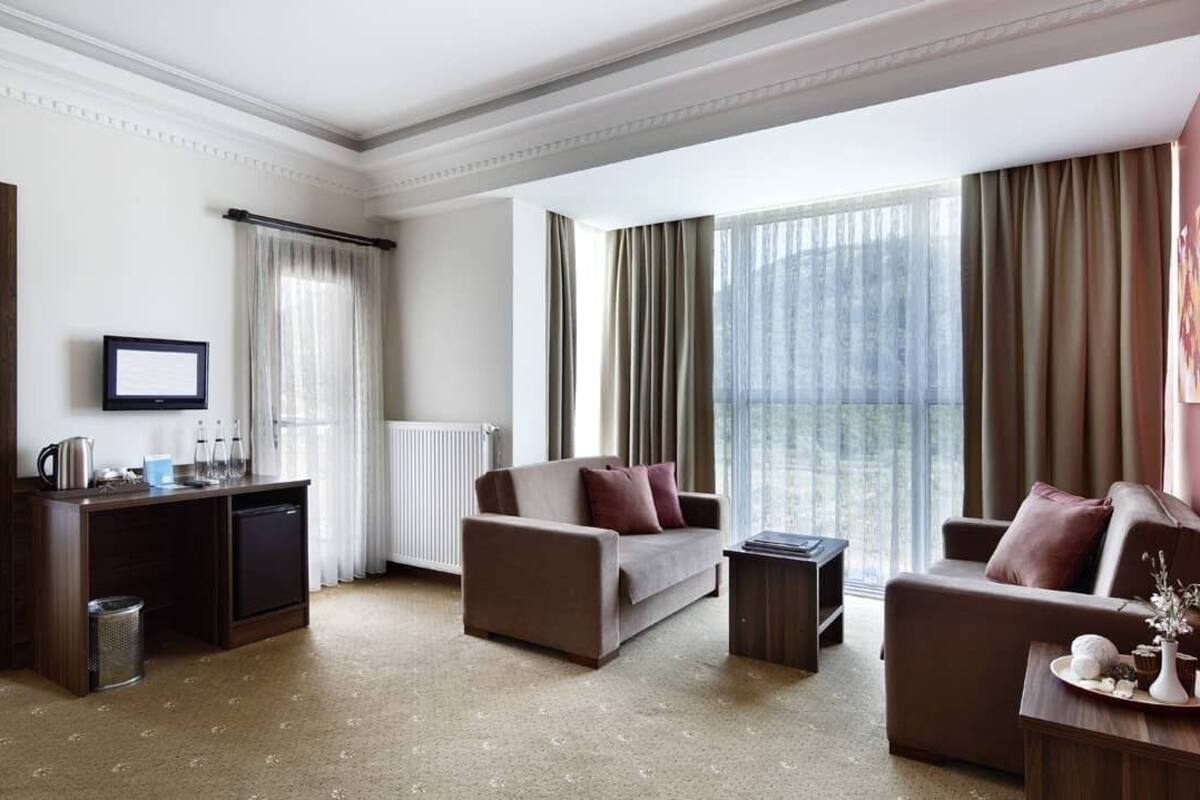 In-room safe, WiFi (free)