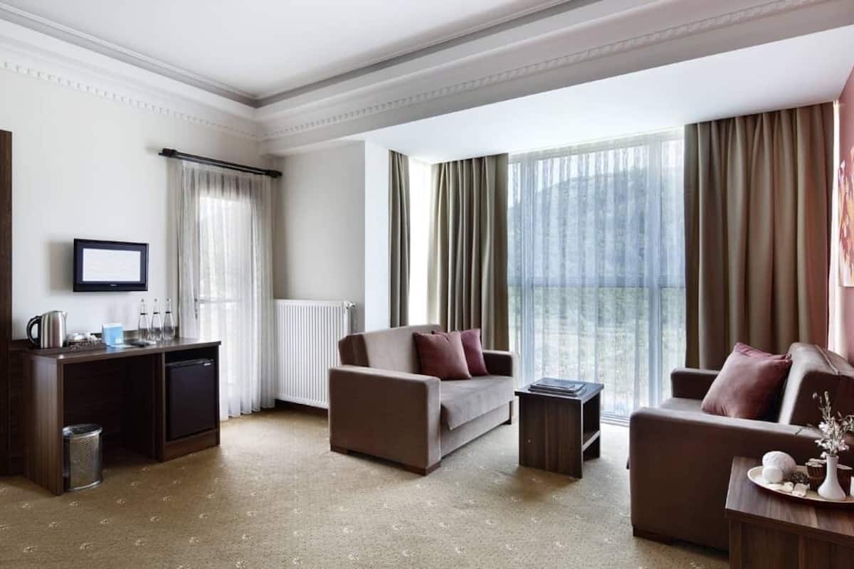 In-room safe, WiFi (free)