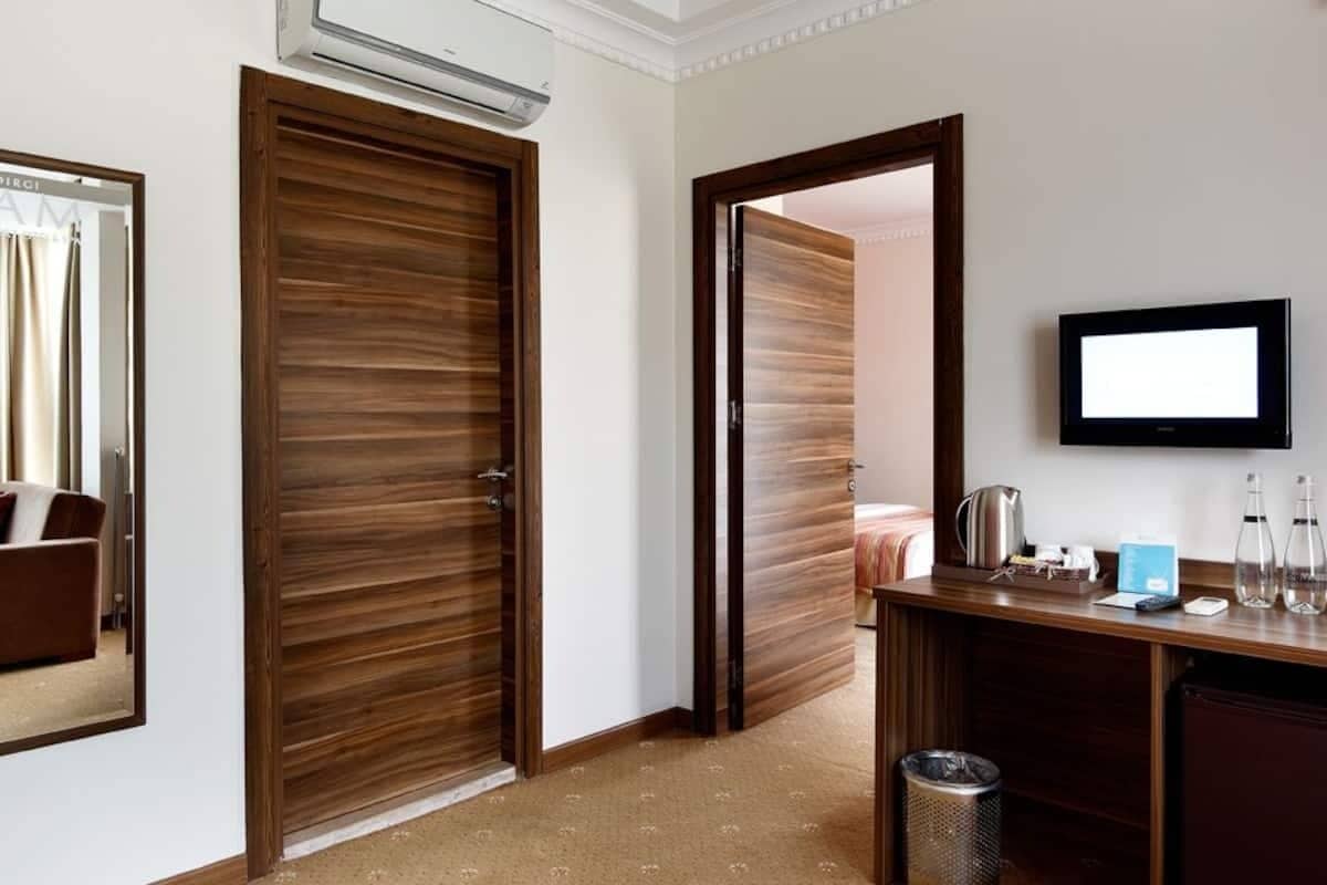 In-room safe, WiFi (free)