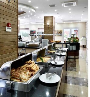 2 間餐廳；供應早餐、午餐和晚餐