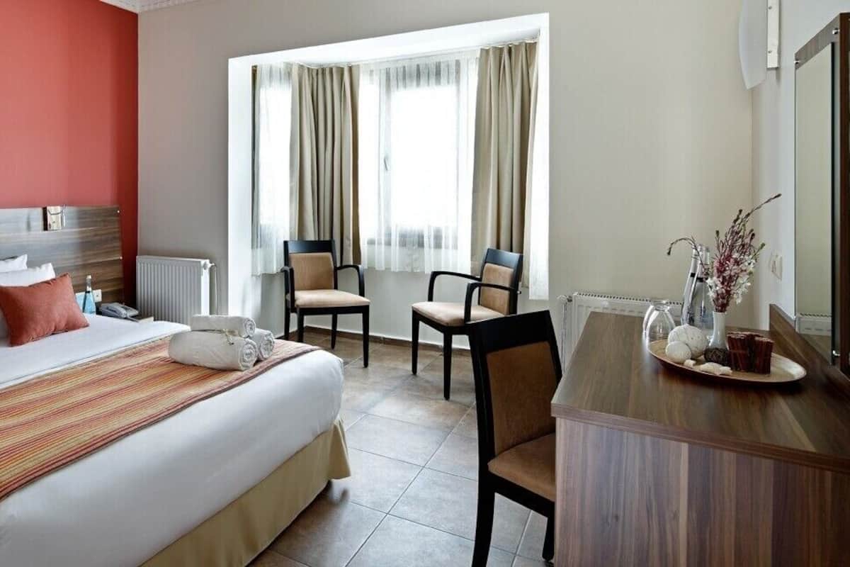 In-room safe, WiFi (free)