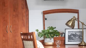 Escritorio, sistema de insonorización y tabla de planchar con plancha
