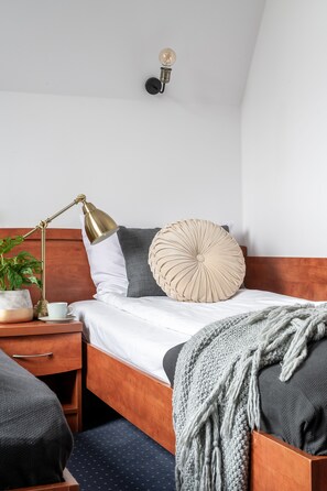 Escritorio, insonorización, tabla de planchar con plancha y wifi gratis 