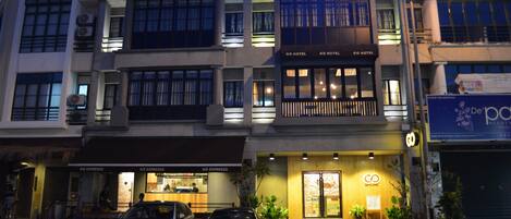 Depan hartanah - siang/malam