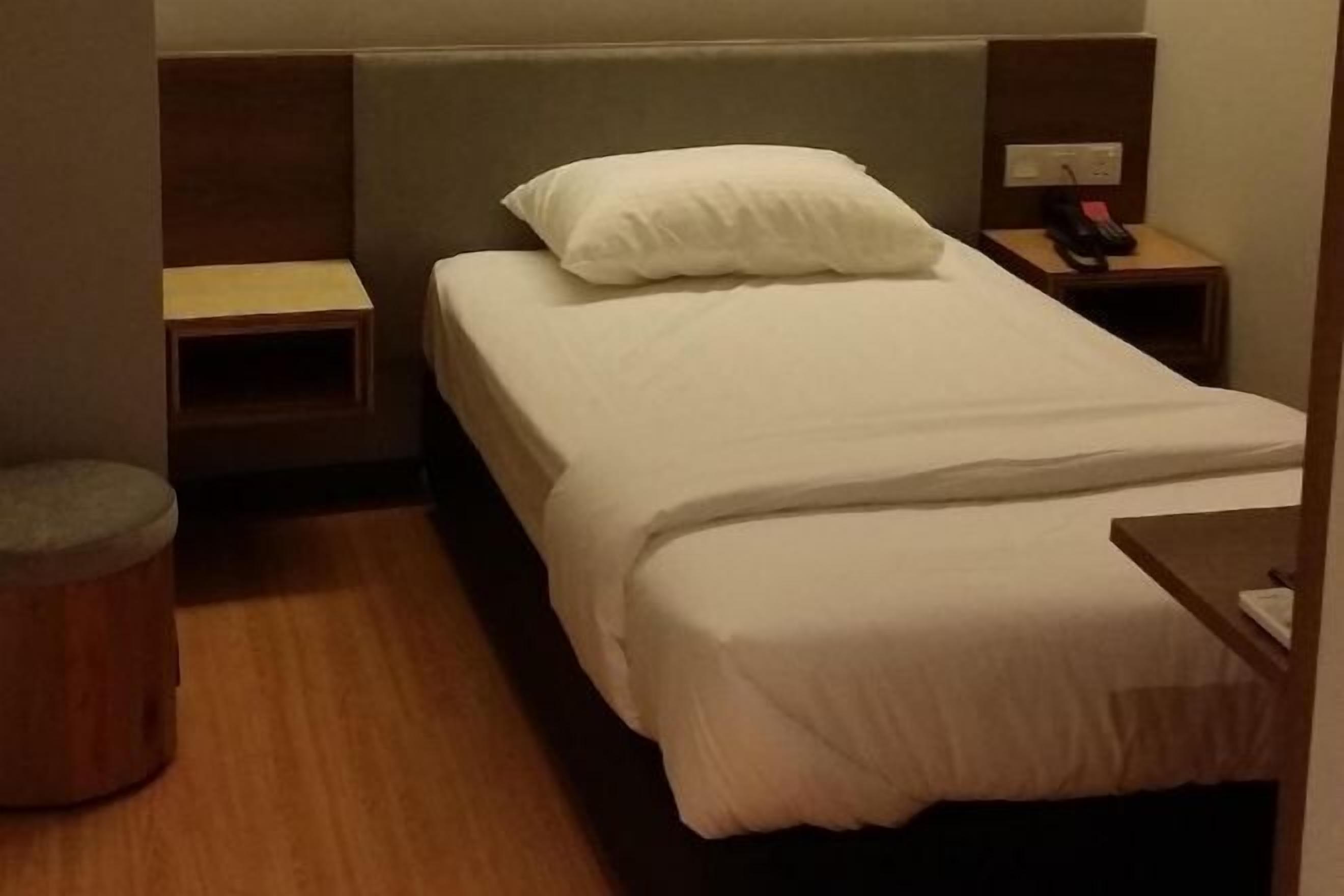 Desk, laptop workspace, iron/ironing board, free WiFi