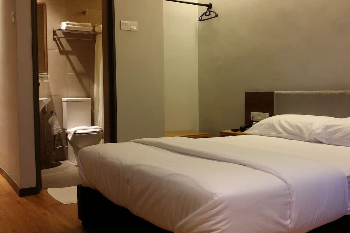 Executive Room, 1 Katil Ratu (Queen) | Meja, ruang kerja komputer riba, seterika/papan seterika, Wi-fi percuma