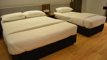 Family Room | Meja, ruang kerja komputer riba, seterika/papan seterika, Wi-fi percuma