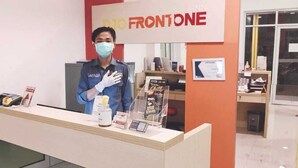 A hotel reception desk with a sign reading "RIO FRONTONE". - Djo Front One Inn Bengkulu (Bengkulu)