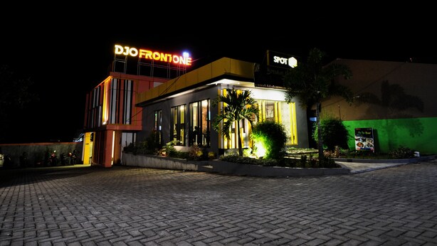 A building with a sign that reads "DJO FRONTONE" and another sign that says "SPOT". - Djo Front One Inn Bengkulu (Bengkulu)