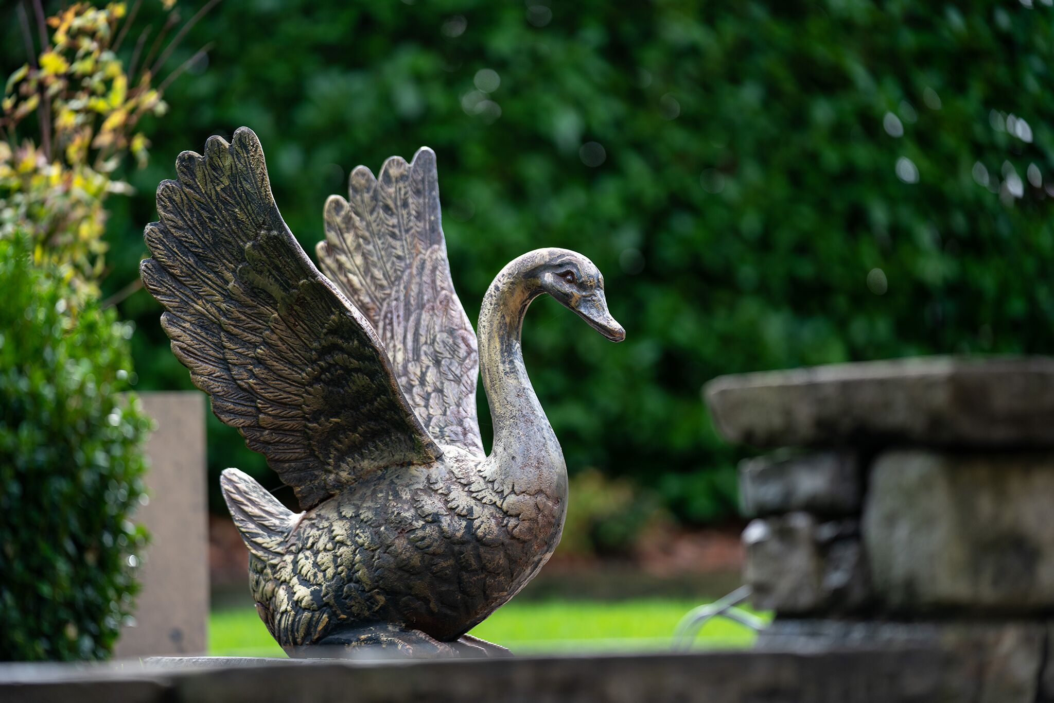 Eine Schwan-Statue in einem Garten.